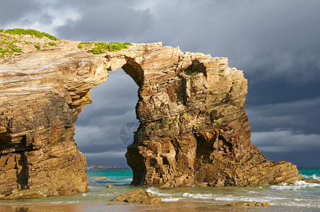加利西亚语西班牙里巴迪奥 拉萨喀德拉斯海滩 耳朵最后的阳光照耀风暴岩石海洋海岸线侵蚀海滩石头海岸背景