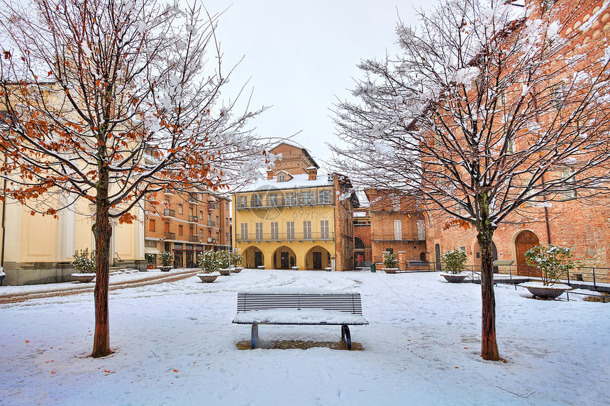 雪下的城广场 意大利阿尔巴图片