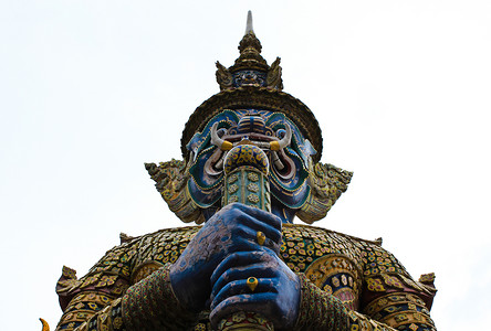 泰国风格的巨型雕像装饰品白色寺庙传奇装饰金子扫管文化神社雕塑背景图片