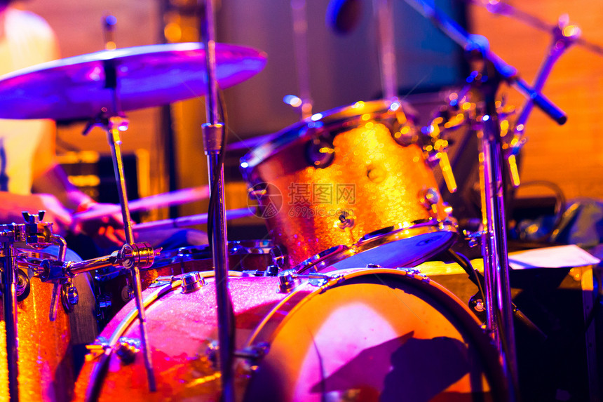 舞台上的乐谱音乐会橙子金属居住工具乐器夜店蓝调节日紫色图片
