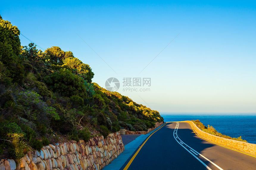 海滨弯曲路太阳悬崖角落海洋旅行海湾速度晴天海岸线天空图片