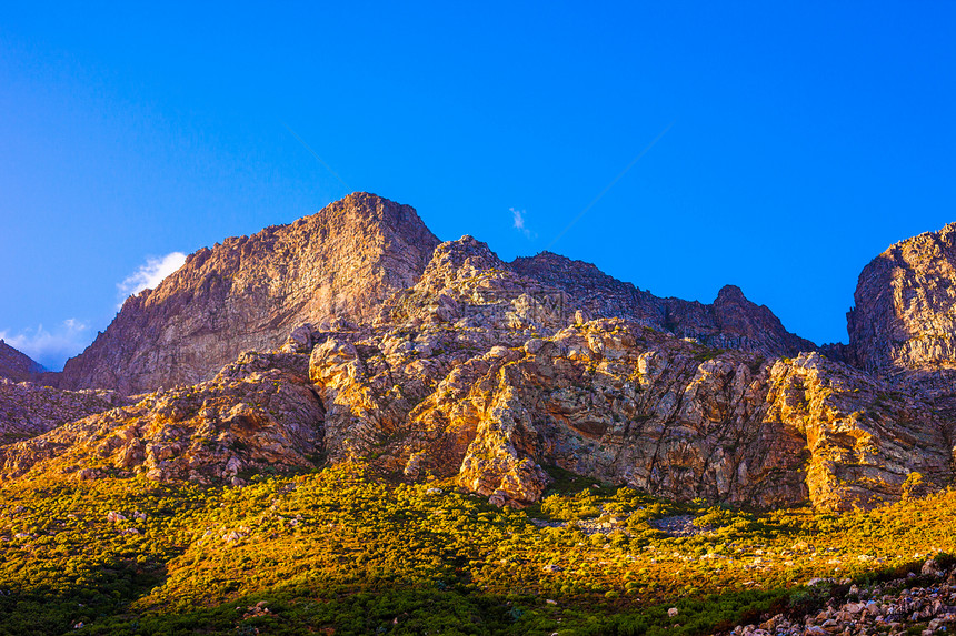 橙利悬崖和蓝天空阳光天空全景岩石荒野环境爬坡旅游顶峰晴天图片