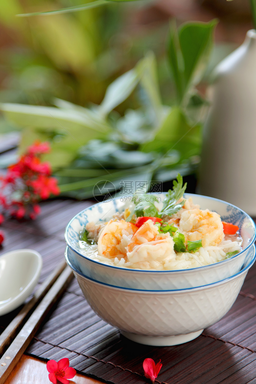 配有大虾和小猪肉的米饭汤传统早餐辣椒美味旅行午餐食物美食海鲜闲暇图片