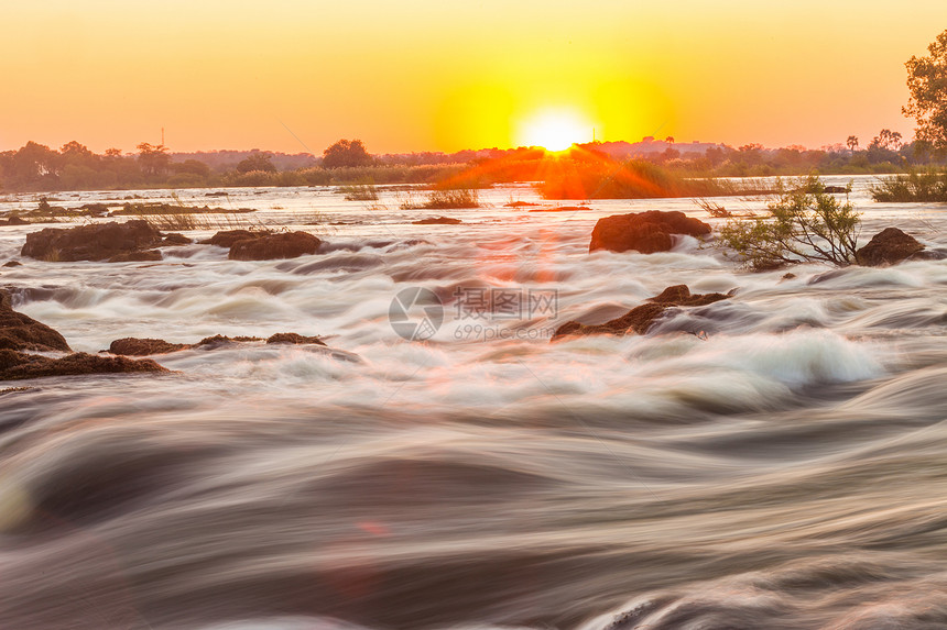 维多利亚瀑布的白水急流衬套溪流水域野生动物橙子日落国家边缘公园石头图片