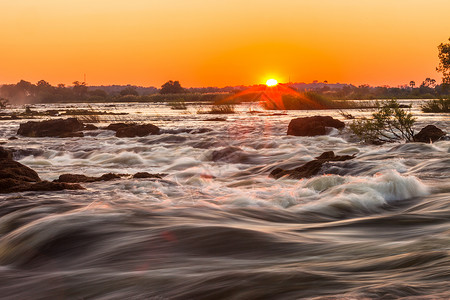 维多利亚瀑布的白水急流野生动物国家石头植物衬套水域激流瀑布溪流日落背景图片