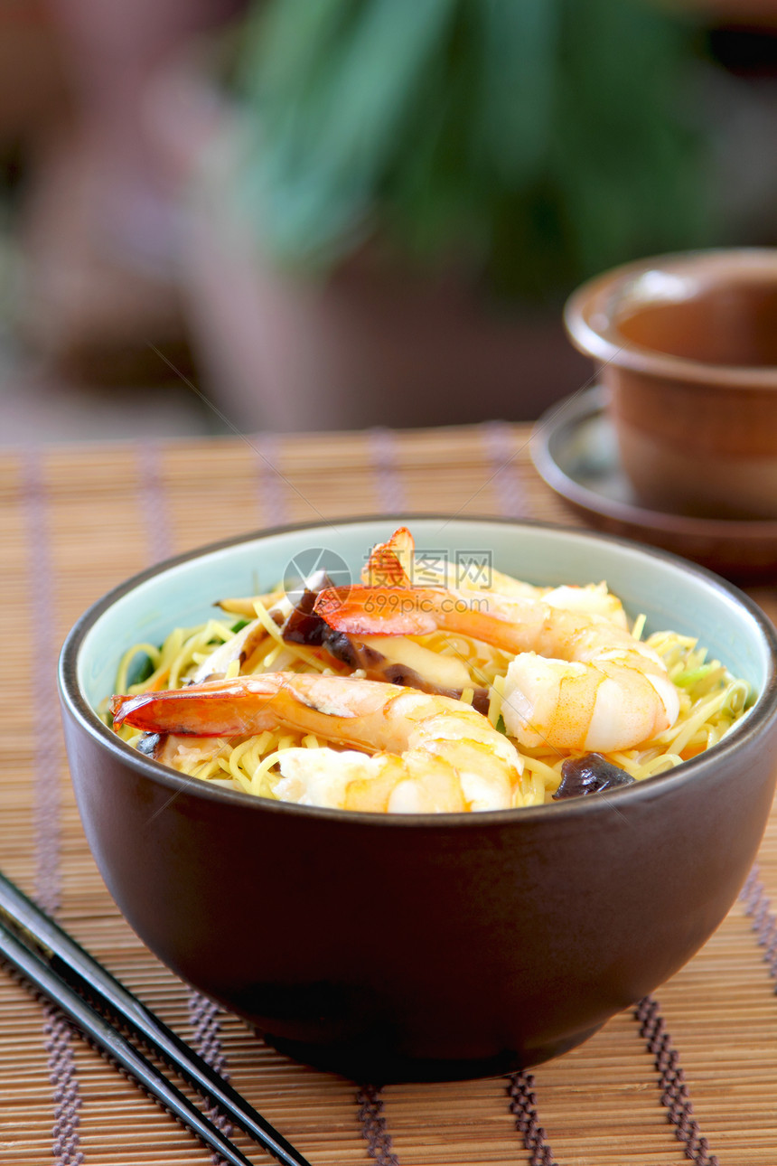 烤炒鸡蛋大虾面午餐大豆棕色食物营养蔬菜黄色面粉筷子绿色图片