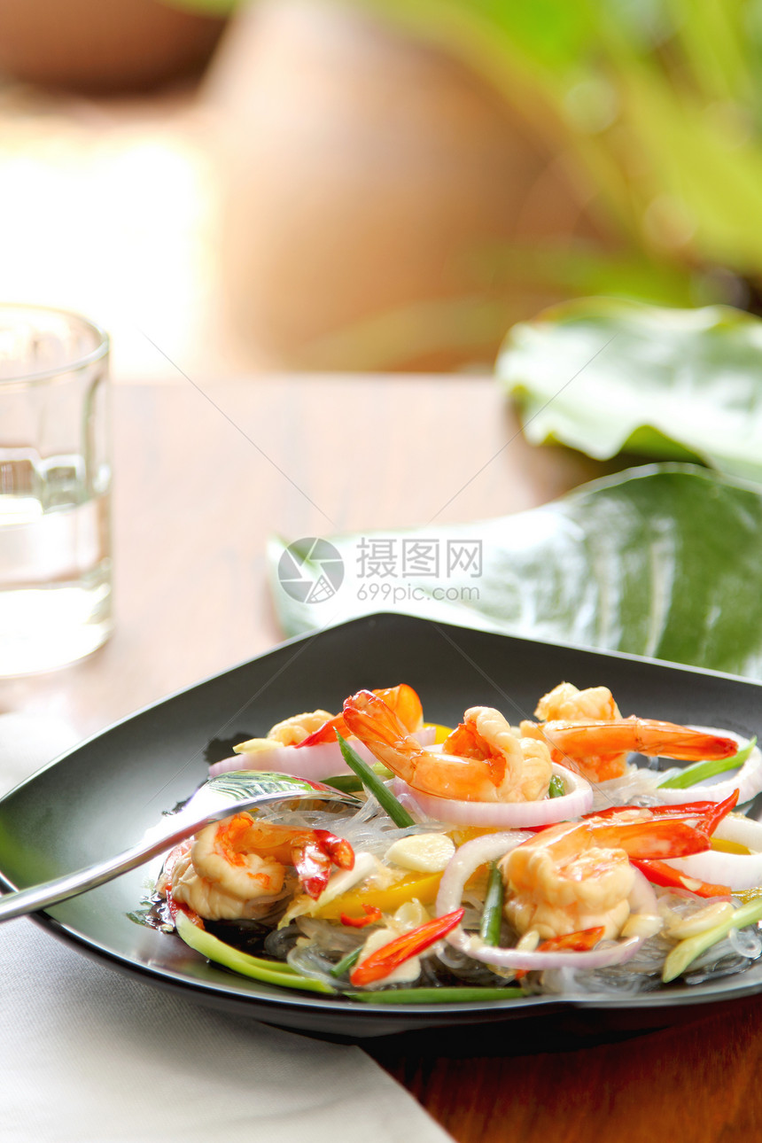 带虾的酸和辣味鱼沙拉面条食物起动机美食海鲜沙拉午餐绿色辣椒饮食图片