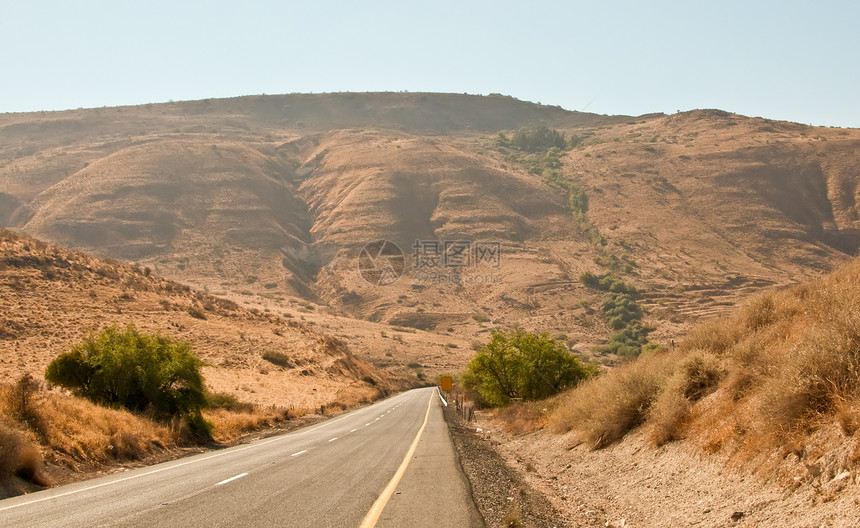 Galilee公路 以色列北部邮政天空木头边界土地草地蓝色小路全景草原图片