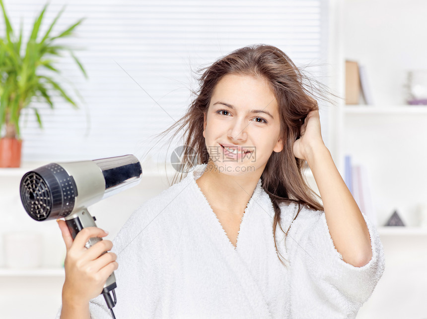 妇女在家里干头发浴衣发型植物房间家具棕榈白色女士图片