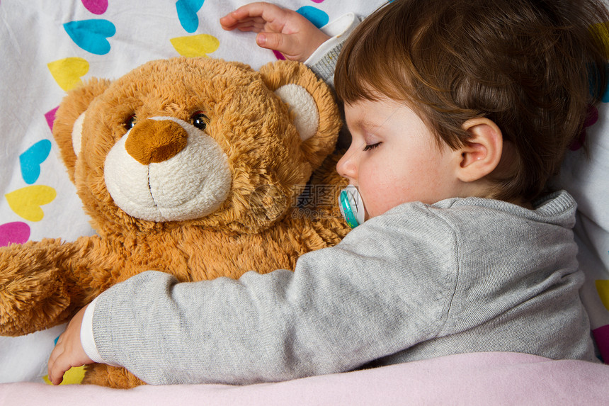 和泰迪熊睡的甜甜孩子场景休息儿子男生说谎眼睛家庭玩具梦境小憩图片