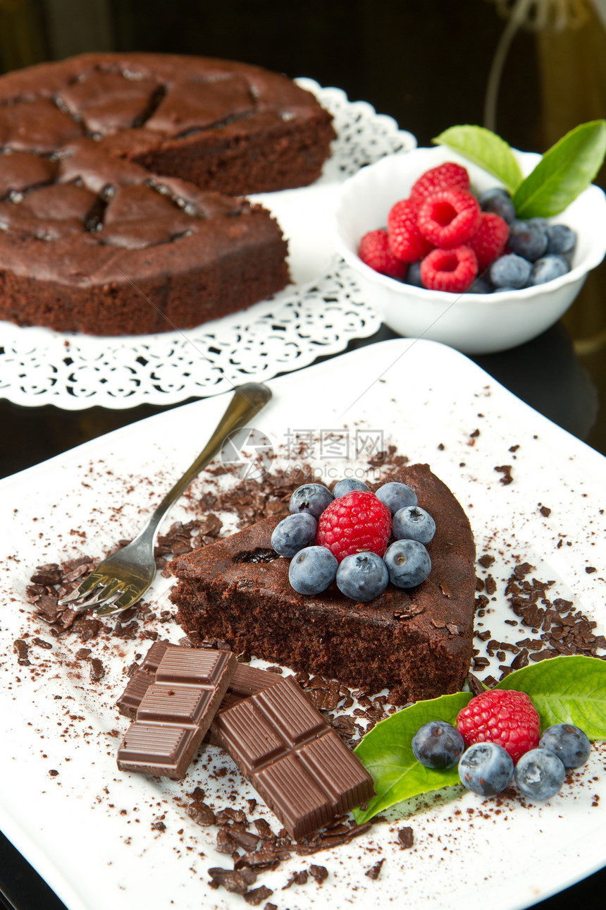 巧克力蛋糕 带鲜莓果蛋糕覆盆子甜点馅饼烹饪玫瑰花糕点磨砂派对餐厅图片