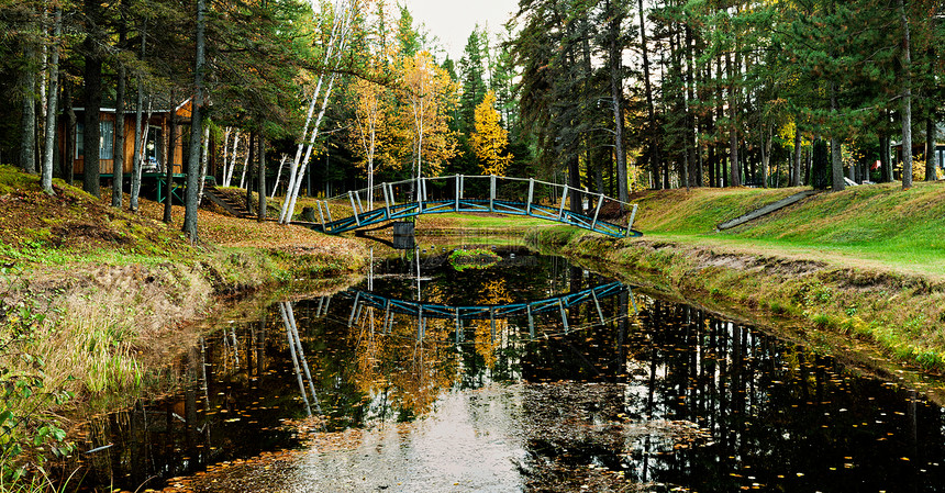 秋天在河上过桥图片