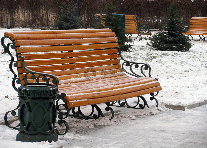 公园里的坐席板凳垃圾箱季节孤独寒冷乡愁垃圾桶图片