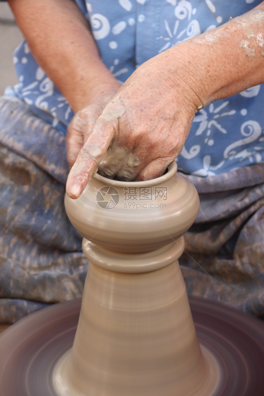 制造传统陶器的老女人手男人陶瓷工人雕塑工作工艺黏土女性雕塑家艺术图片