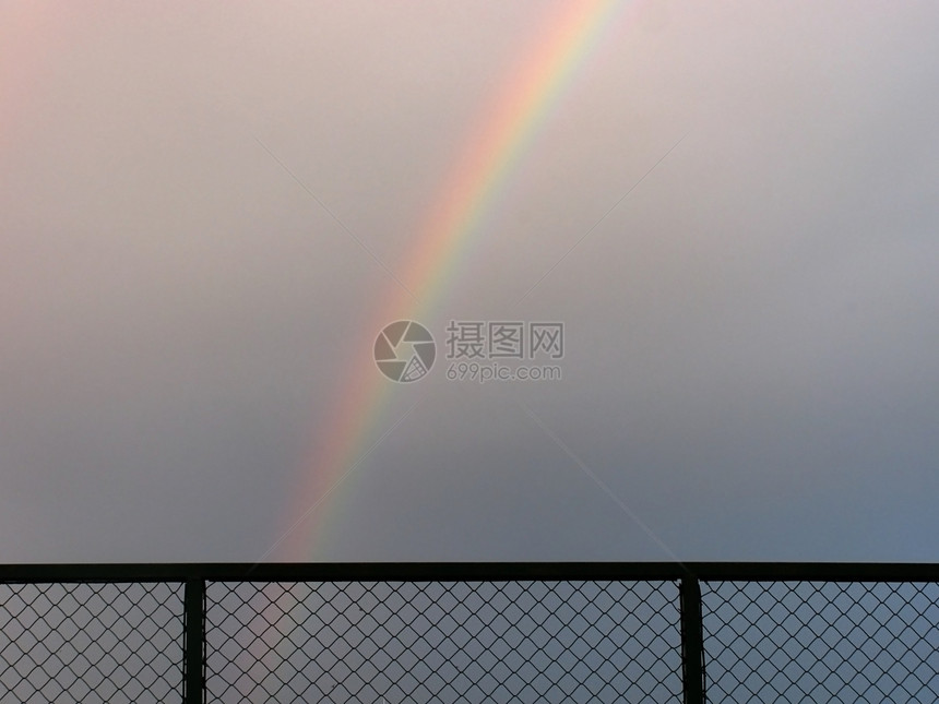 彩虹栏杆自由多云天空黑暗风暴监狱天线栅栏天气图片