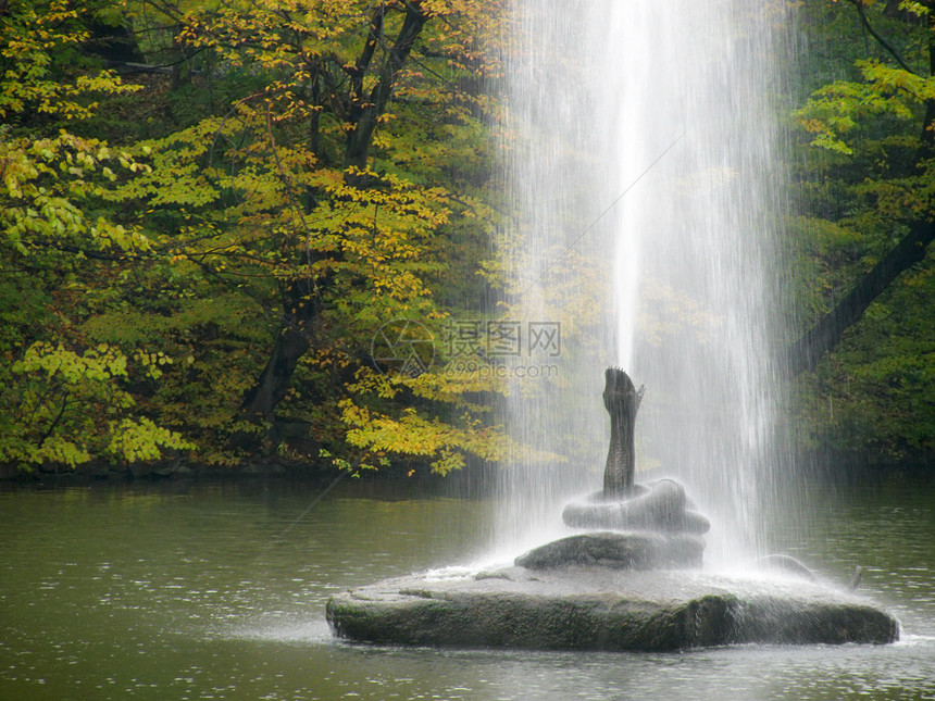 公园里的喷泉风景树木池塘棕色叶子黄色图片