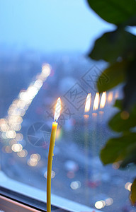 窗边的蜡烛背景图片