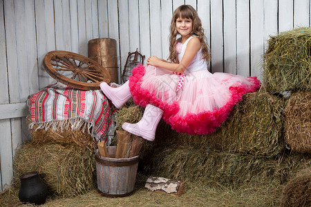 手绘草垛粮仓水桶旁边的可笑女孩的肖像 在干草袋里有苹果粮仓农民火焰童年幸福橡皮农场村民篮子赤足背景