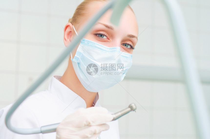 戴保护面罩的女牙医工人卫生临床临床医生医生工作手术相机药品情况图片