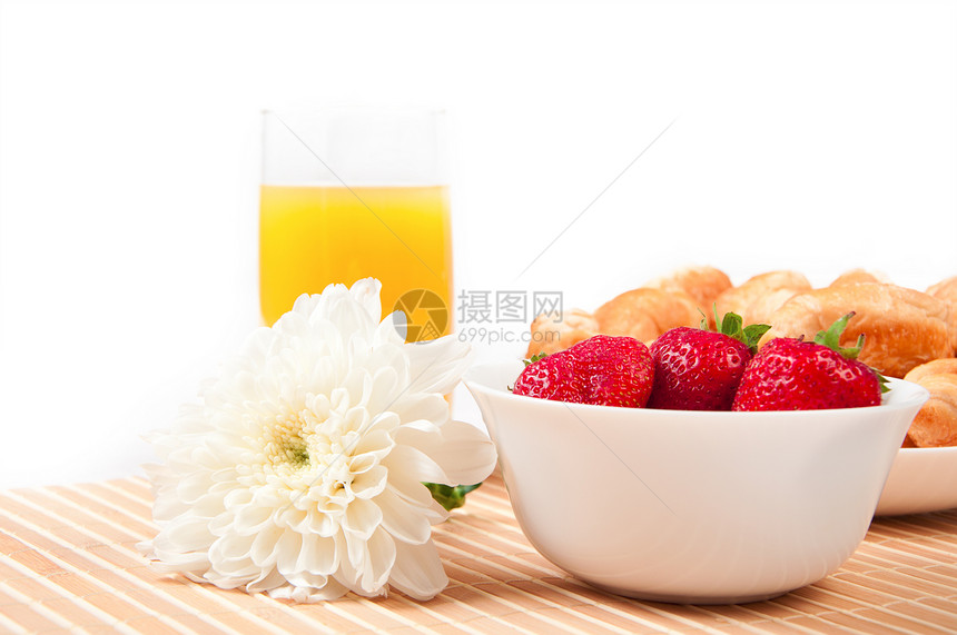 早餐加浆果 橙汁和羊角面包翠菊房间糕点住宅服务酒店花瓶桌布玻璃桌子图片