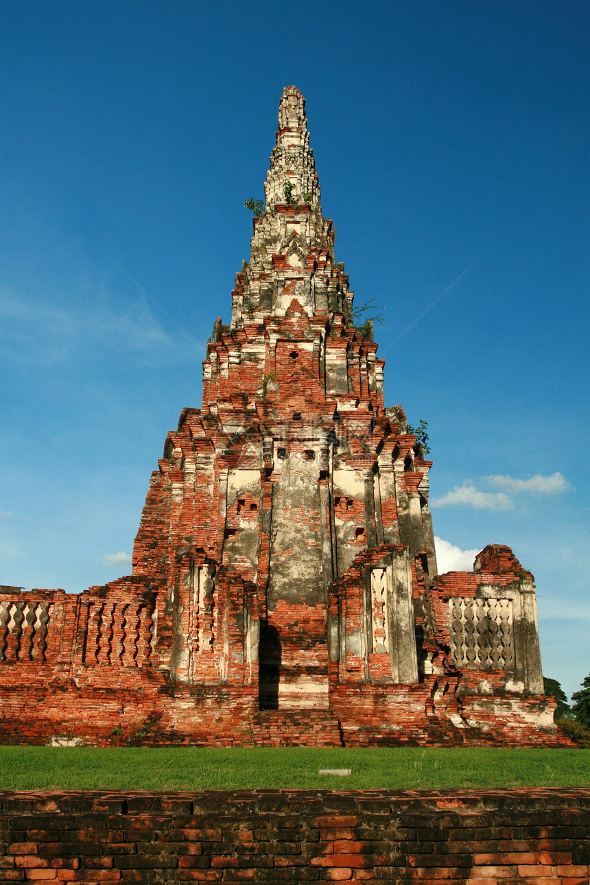 泰国Ayutthaya的旧塔加达图片