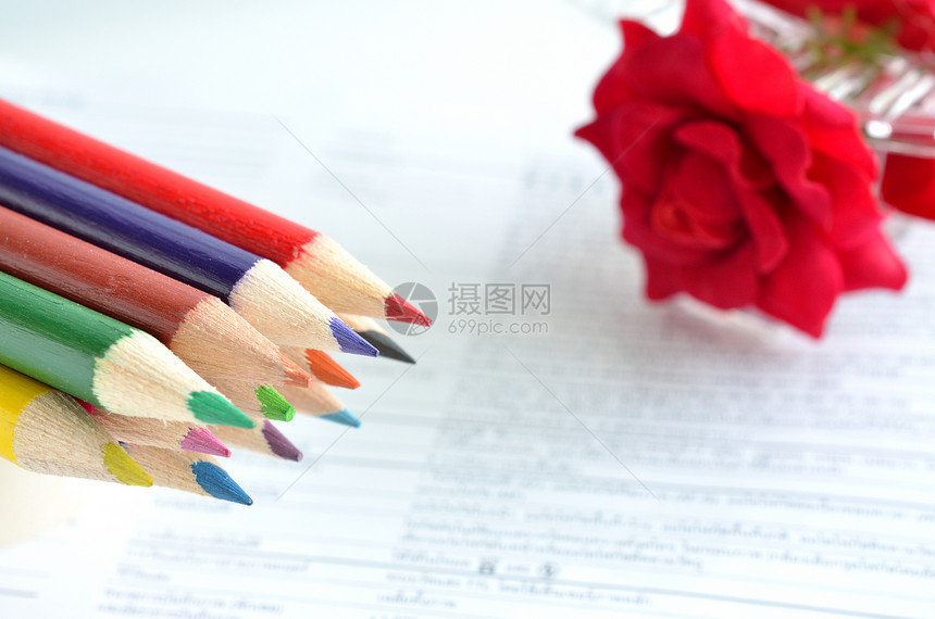 木蜡笔和玫瑰智慧艺术床单蜡笔学习备忘录工作作家活页夹木头图片