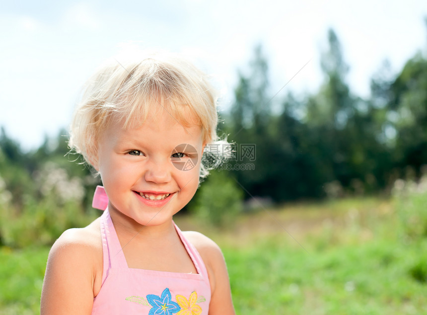 金发女孩户外孩子闲暇公园头发快乐情感青年幸福享受喜悦图片
