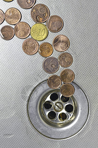 钱币被排到下水道垃圾厨房财富金属金融流动硬币危机溪流通货膨胀背景图片
