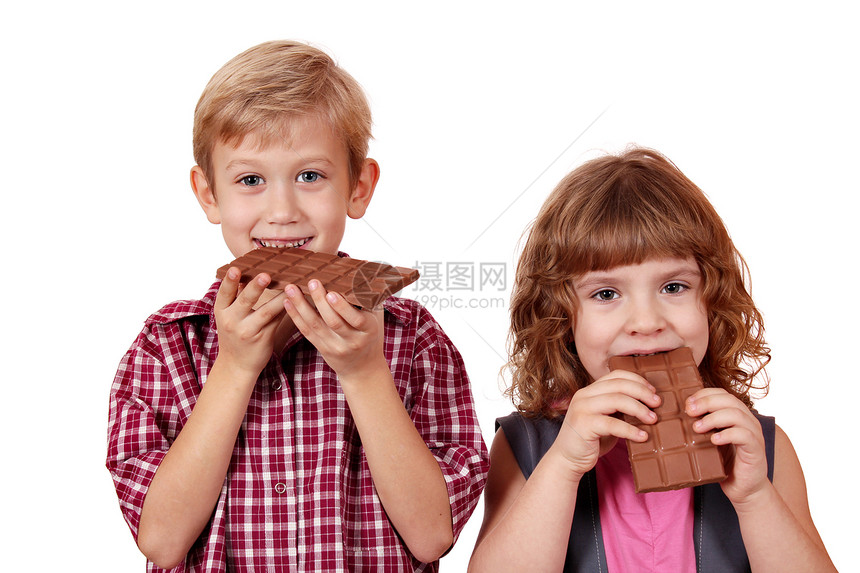 男孩和小女孩吃巧克力图片