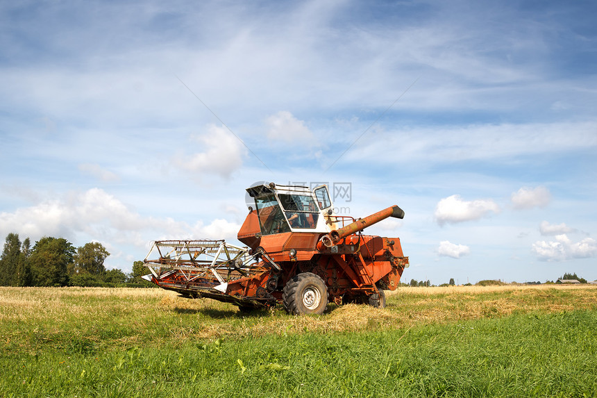 旧谷物收割器乡村小麦食物农场拖拉机植物生长土地机械技术图片