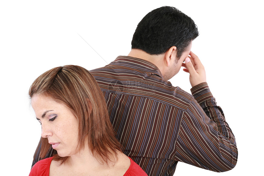 年轻情侣背靠背站在一起 关系很难相处离婚男人愤怒男性丈夫妻子思维斗争白色女孩图片