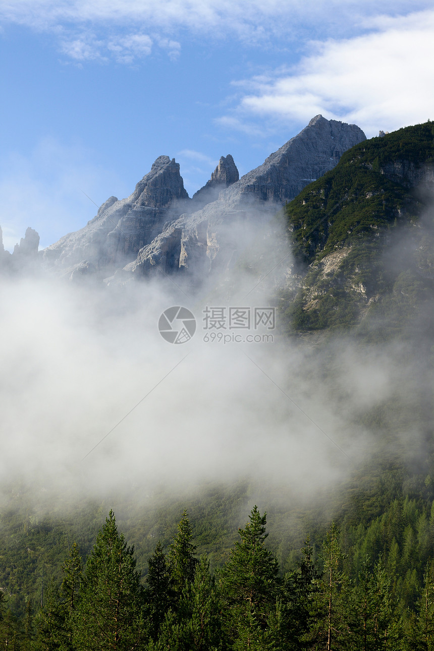 山山脉远景风暴荒野石头风景悬崖岩石冒险远足登山图片