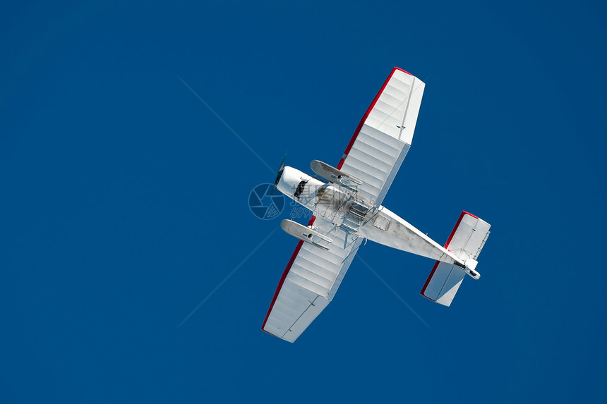 平面空气天空翅膀运输螺旋桨航天旅行航空白色蓝色图片