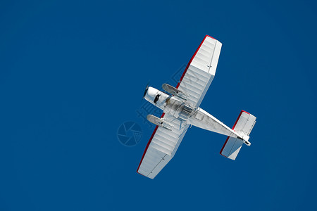 平面空气天空翅膀运输螺旋桨航天旅行航空白色蓝色背景图片