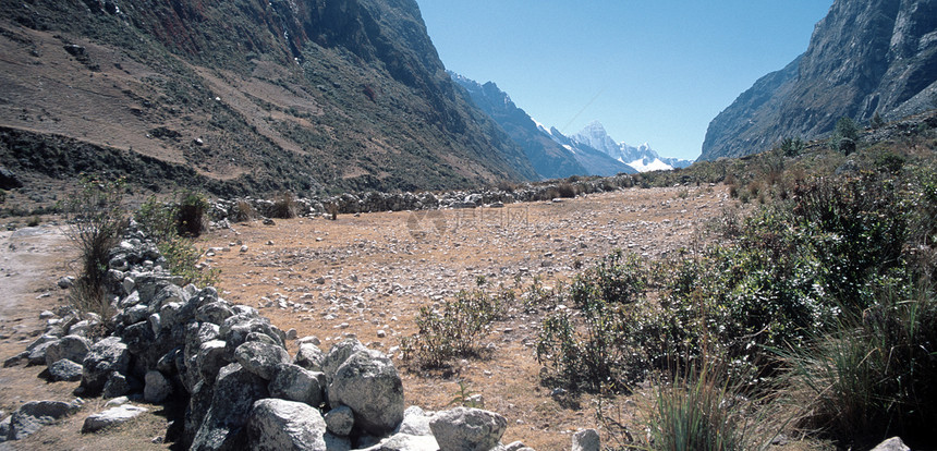 通往秘鲁基地营地的通道旅游草地岩石冒险旅行环境风景全景山脉图片