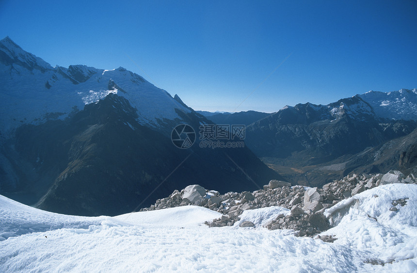 阿尔帕马约山区山丘营地的河谷 与秘鲁山相反图片