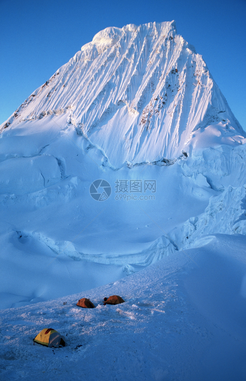 营地 日落 帐篷 秘鲁蓝色高山旅行冰川天空冻结顶峰旅游远足图片