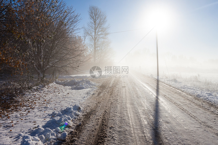 冬季公路 配有电线站图片