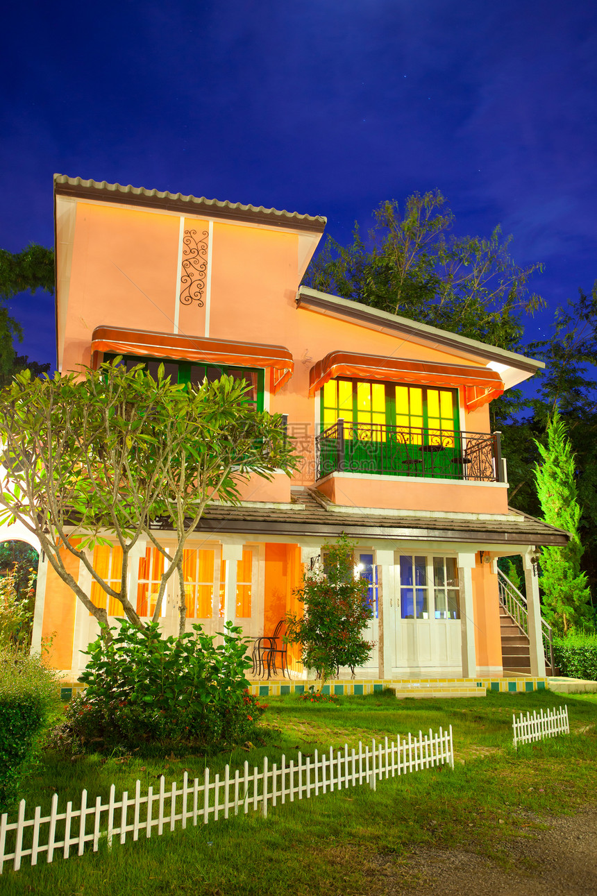 意大利家庭风格村庄生长环境树叶叶子蓝色房子天空窗户植物图片