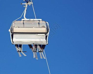 滑雪电梯活动踪迹蓝色缆车团体高山天空索道阳光滑雪者高清图片