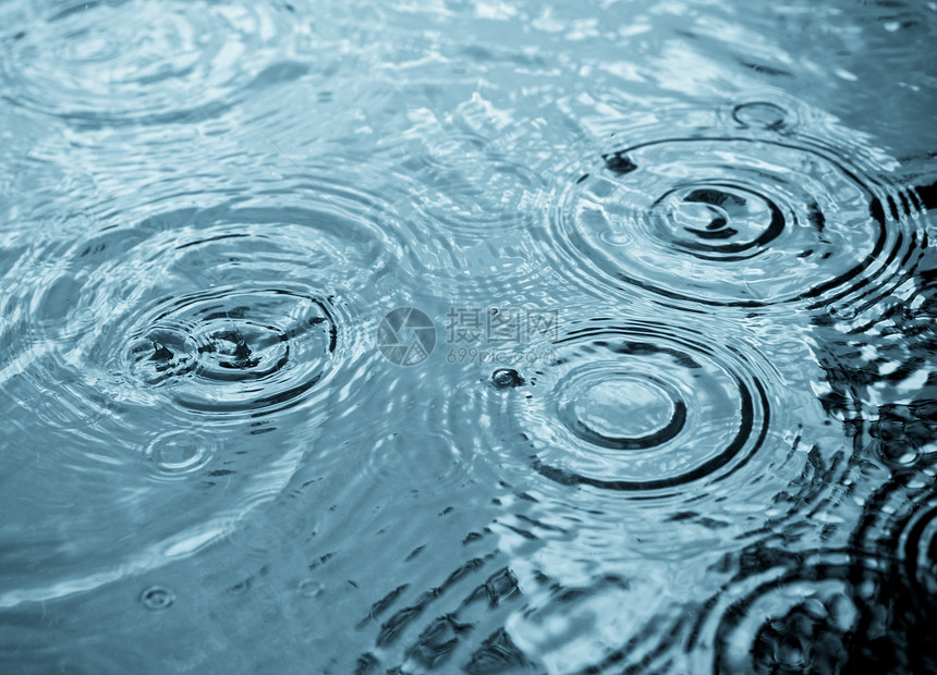 下雨天气风暴水坑液体波纹天空飞溅雨滴池塘反射涟漪图片