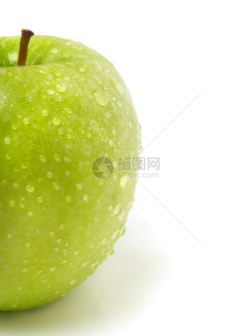 半新鲜绿苹果 有水滴图片