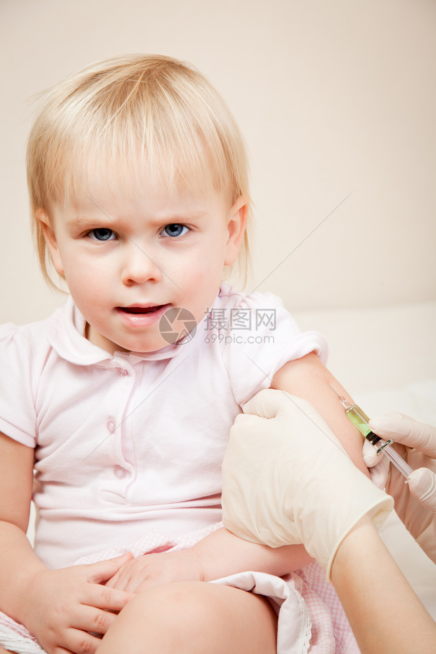 小女孩要打针流感肌肉医生注射治疗医院病人疫苗抗生素儿科图片