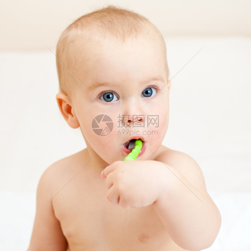 幼儿刷牙牙膏训练肩膀孩子预防学习儿童卫生刷子牙刷图片