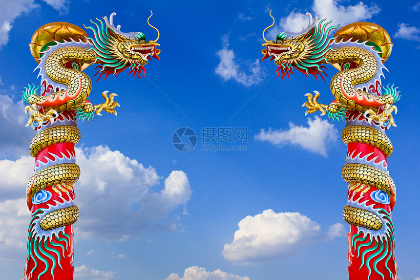 蓝色天空的龙雕像旅行传统雕塑建筑学寺庙节日动物文化力量金子图片