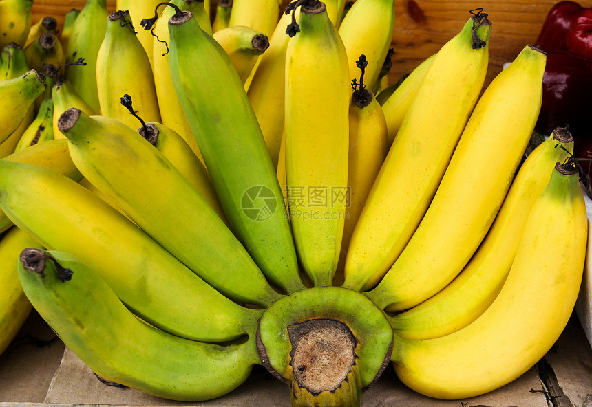 一堆香蕉白色组织黄色小路食物皮肤剪裁小吃饮食热带图片