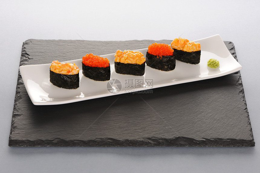 寿司在盘子上午餐海鲜香料食物奶油美食石板海藻白色图片