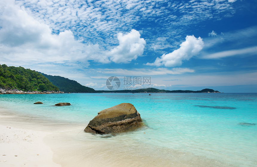 美丽的海滩天空海景海洋岩石旅行石头假期风景蓝色海岸线图片
