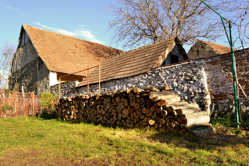 旧房子牧场日志木材柴堆农村后院材料乡村村庄小屋图片