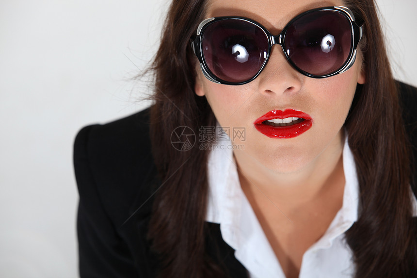 戴太阳眼镜的妇女女性化女人黑发倾斜手势青年姿势圆形黑色太阳图片